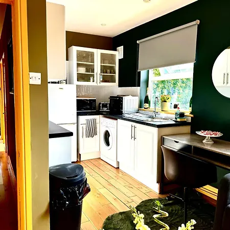 A Lovely 1 Bedroom Flat / Modern-Cosy
